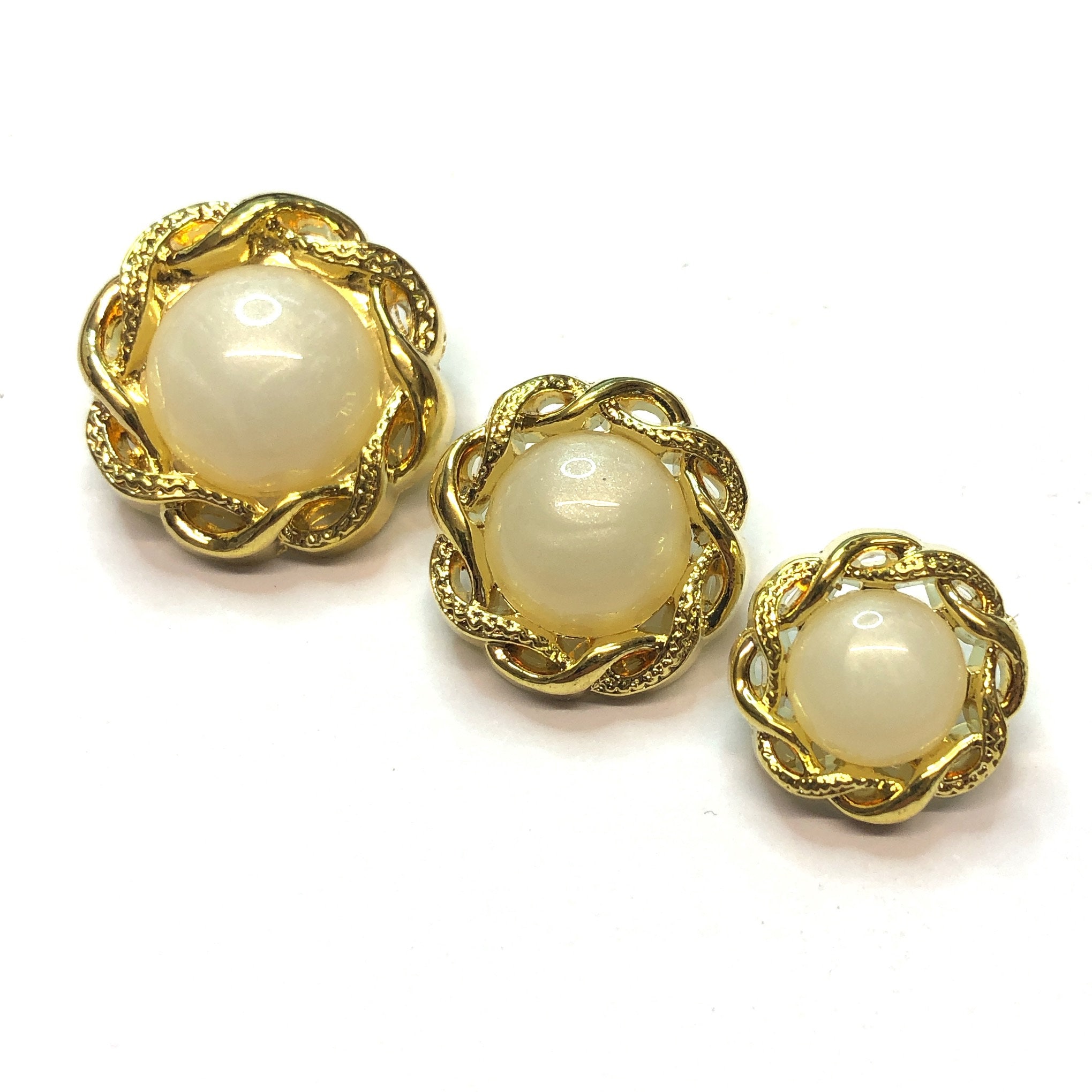 ロージーモンスター fish shell button border tops Golden Beige and Black Tortoiseshell Translucent Shank Back