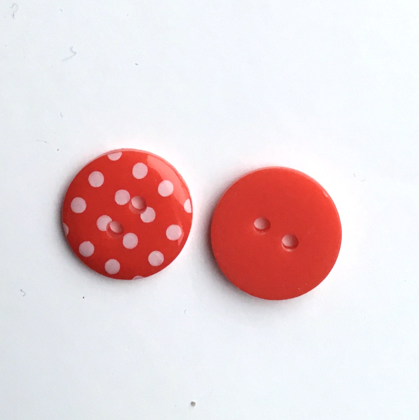 赤い水玉模様の樹脂ボタン10個入り：15mm 裁縫用品 - Etsy 日本