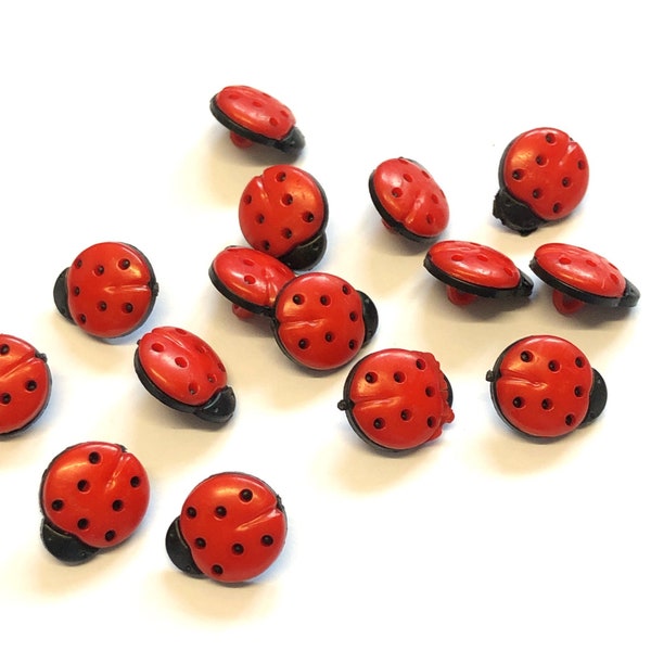 10 x petits boutons de coccinelle rouge et noire avec une tige arrière, boutons de nouveauté, boutons de coccinelle, boutons pour enfants