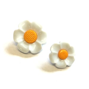 10, 18 mm (28L) und 21 mm (34L) weiße Gänseblümchenknöpfe, Gänseblümchenknöpfe, weiße und gelbe Blumenknöpfe, originelle Blumenknöpfe
