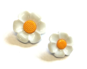 10, 18mm (28L) and 21mm (34L) white daisy flower buttons, daisy shank buttons, white and yellow flower buttons, novelty flower buttons