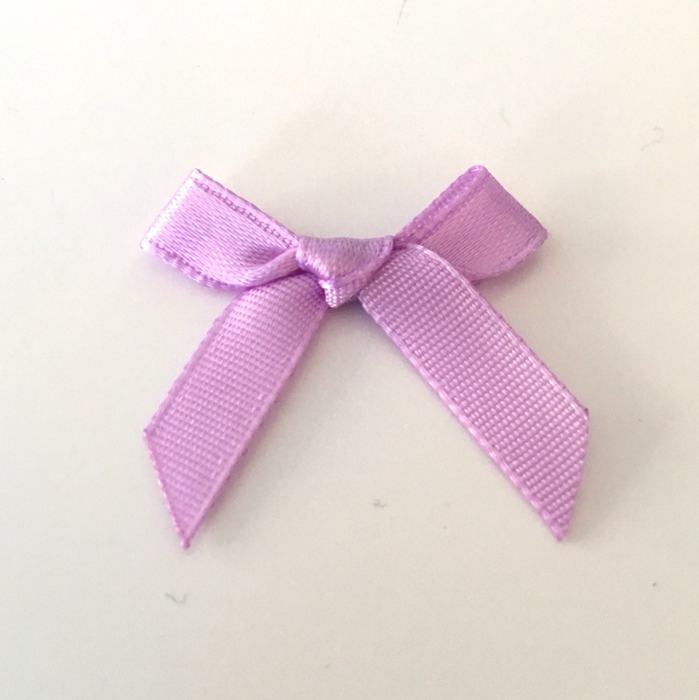 Lilac　ライラック　リボン　まとめ売り　サテンリボン　ストライプリボン　新品 ライラック色のサテンリボンリボン20個：7mmの結び済みクラフトリボン