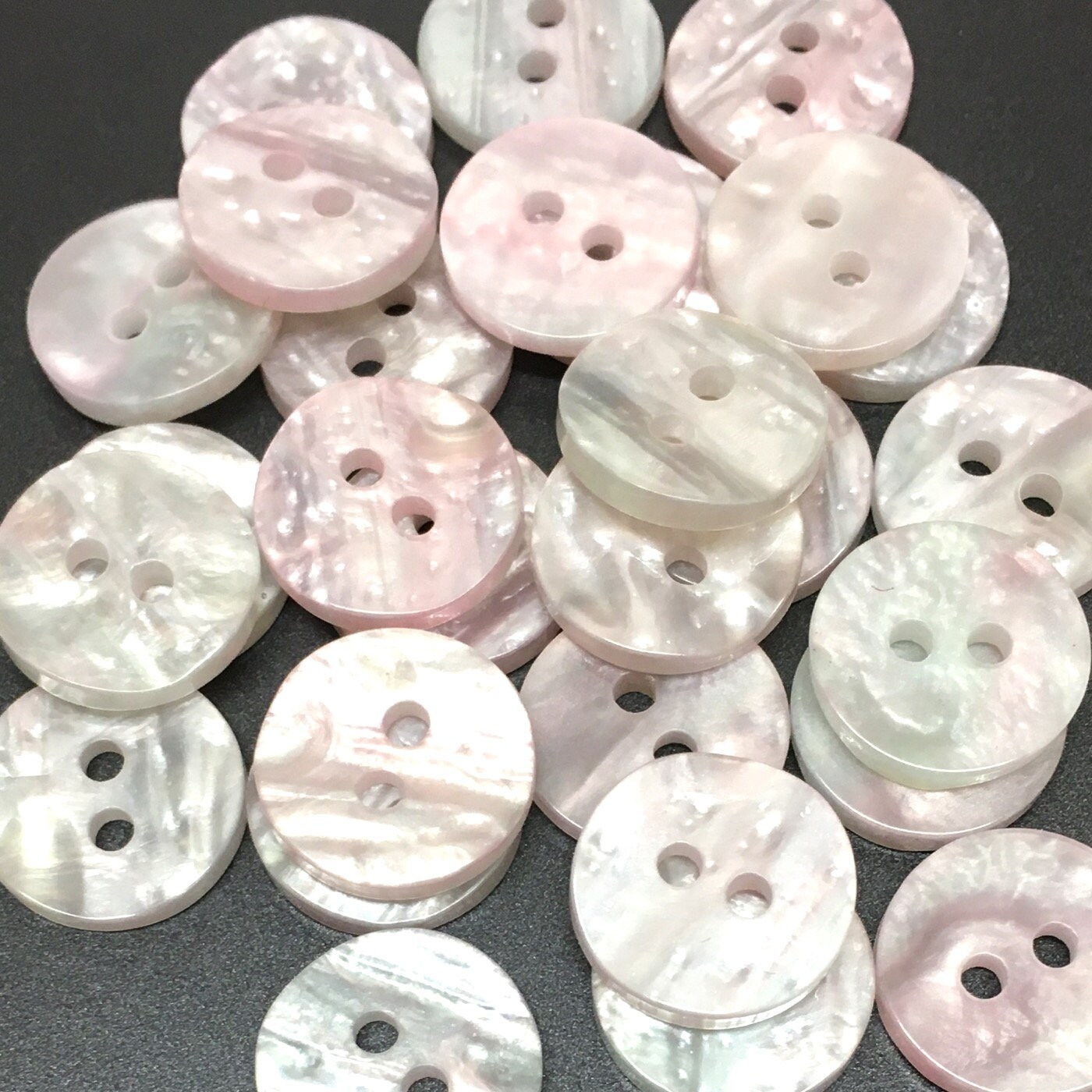 Jeu 31 Pack 11 mm 2 trous bouton de Nacre de Couleur Couture/Fabrication Carte Jeu 31 Pack 11 mm 2 trous bouton de Nacre de Couleur Couture/Fabrication Carte