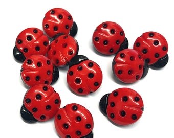 10 x kleine rot-schwarze Marienkäferknöpfe mit einem hinteren Ösen