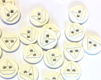 Könnte beinhalten: Eine Sammlung weißer Plastikknöpfe mit einem dreieckigen Design. Jeder Knopf hat drei Löcher.