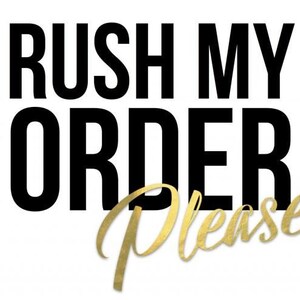 Op de afbeelding: Zwarte en witte tekst op een witte achtergrond met de tekst "Rush My Order Please", waarbij het woord "Please" in gouden cursieve letters is geschreven.