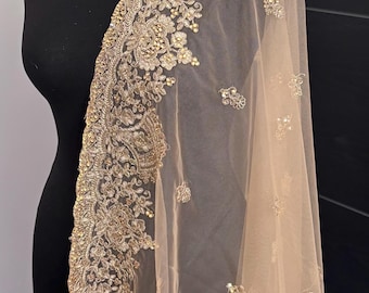 Dupatta de red dorada con bordado dorado con hilo y pedrería.