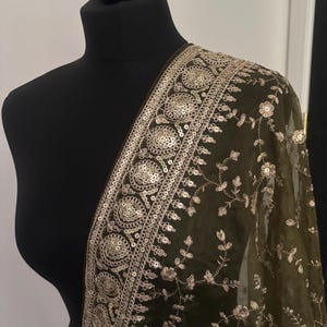 Dupatta à broderies zari en organza vert Mehndi