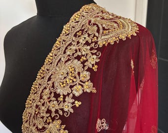 Dupatta de red roja rubí con bordado dorado con hilo y piedra