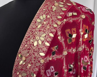 Dupatta de georgette roja con trabajo pesado y espejos con latkans