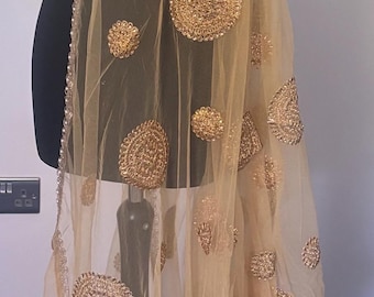 Hermosa dupatta de red dorada con bordado de perlas y piedras