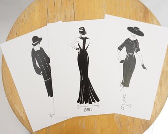 Kollektion von 3 Vintage Mode Postkarten, Künstlerdruck, schwarz weiß, 1920er, 1930er und 1950er Jahre