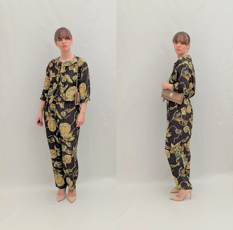 1980/'s Size M loose slouchy jumpsuit with chain or rope novelty print and peterpan collar and neck tie.