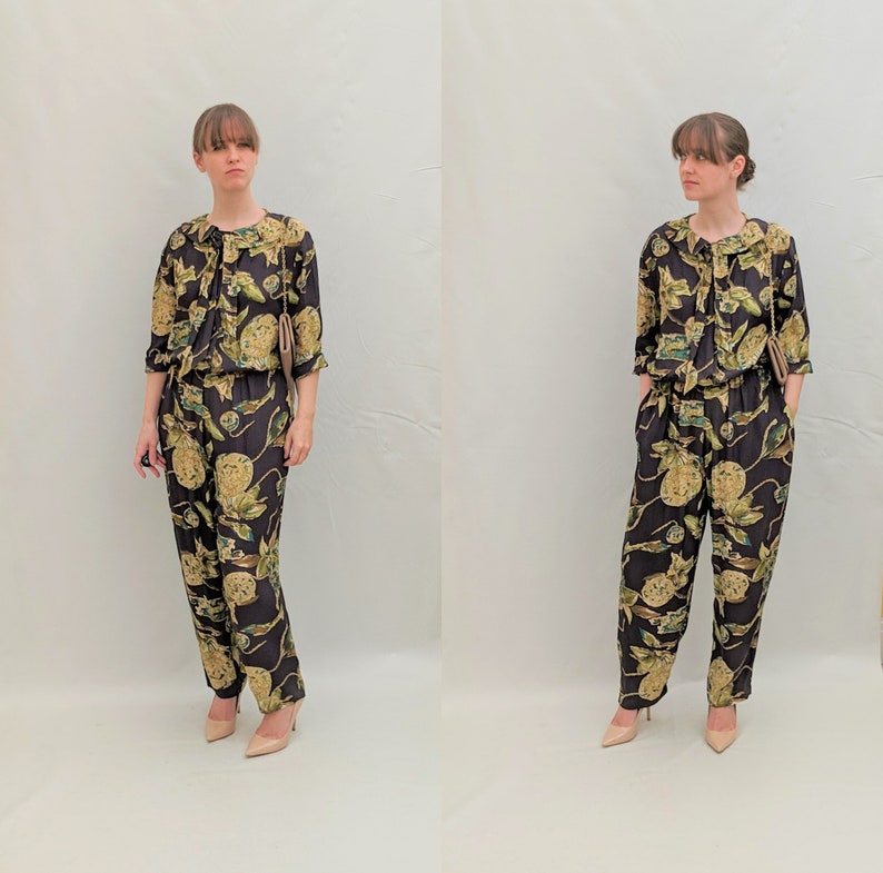 1980/'s Size M loose slouchy jumpsuit with chain or rope novelty print and peterpan collar and neck tie.