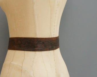 70er Jahre geprägter Art Deco Leder Gürtel: Americana mit silberner Metallschnalle, mittelgroß