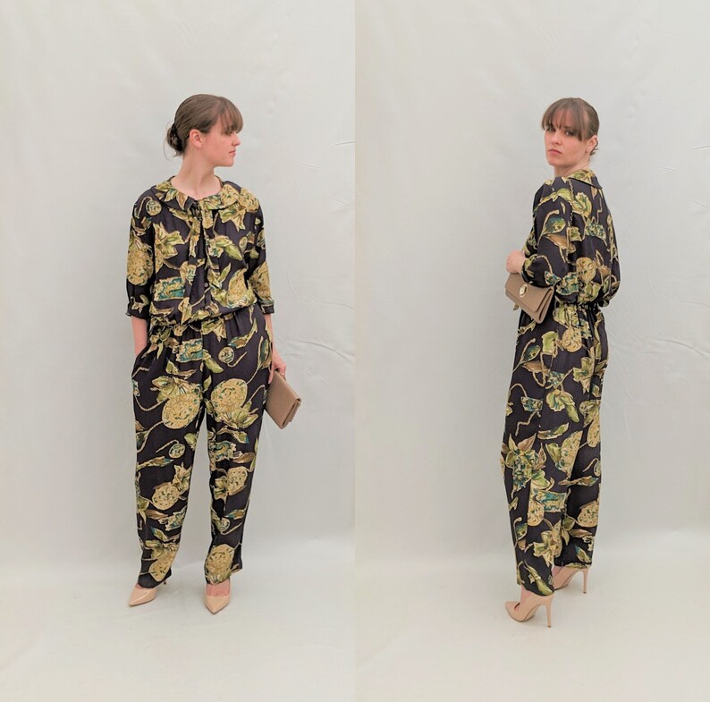 1980/'s Size M loose slouchy jumpsuit with chain or rope novelty print and peterpan collar and neck tie.