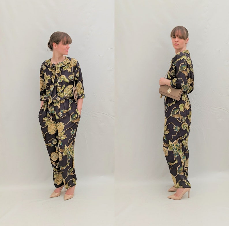 1980/'s Size M loose slouchy jumpsuit with chain or rope novelty print and peterpan collar and neck tie.