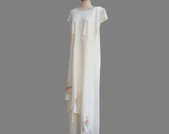 70er Jahre Jean Varon Maxikleid aus weißem Polyester mit Quasten und Stickerei, Salatsaum, Taschen Size Small/Medium