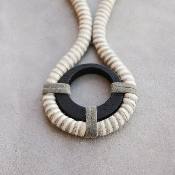 Collier de corde enveloppé de coton crème et gris avec élément de cercle en bois noir, bois, rayé, moderniste, nouvelle ethnique, Scandinavie, nordique