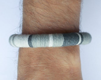 Bracelet de corde en coton rayé gris foncé et gris clair, bijoux textiles, bracelet de cordon, unisexe, architectural, minimaliste, géométrique