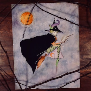 Stampa artistica "Prendere il volo, al chiaro di luna piena" - Decorazione di Halloween, strega, manico di scopa, stile vittoriano, luna piena, notte stellata