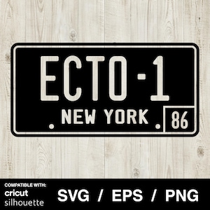 Puede incluir: Letrero rectangular negro con texto blanco « ECTO-1 NEW YORK 86 ». El letrero tiene un borde blanco y está sobre un fondo de vetas de madera clara. La parte inferior de la imagen incluye texto que indica compatibilidad con Cricut y Silhouette, junto con los formatos de archivo SVG, EPS y PNG.