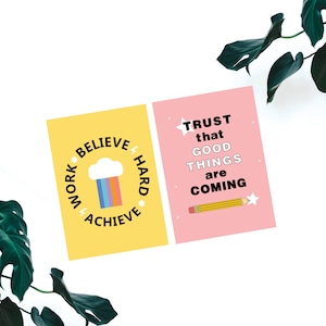 Pode incluir: Dois cartazes motivacionais com citações inspiradoras. O primeiro cartaz é amarelo com o texto "Trabalhe duro Acredite Consiga" e uma nuvem arco-íris. O segundo cartaz é rosa com o texto "Confie que coisas boas estão por vir" e um lápis com uma estrela.