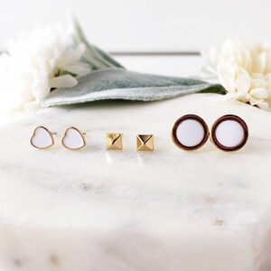Geometric earrings stud small earrings set of 3, Dainty studs heart, gold studs for multiple piercing. Gold and white stud earrings set.