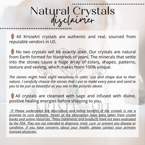 Puede incluir: Un descargo de responsabilidad para cristales naturales, que establece que todos los cristales son aut&eacute;nticos y provienen de proveedores acreditados en los EE. UU. El texto tambi&eacute;n menciona que los cristales se limpian con salvia y se infunden con energ&iacute;as curativas divinas y positivas antes de ser enviados. El descargo de responsabilidad tambi&eacute;n establece que la descripci&oacute;n y los beneficios curativos de los cristales no son una promesa para curar dolencias y que las declaraciones y los productos no han sido evaluados por la FDA.