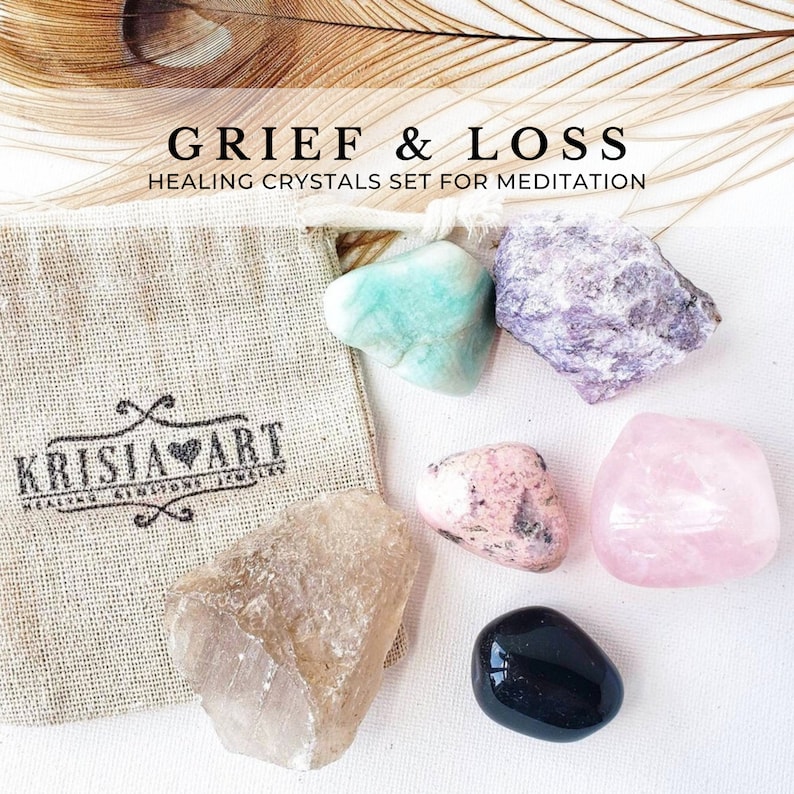 Puede incluir: Un conjunto de seis cristales curativos en una peque&ntilde;a bolsa de arpillera. Los cristales son amatista, cuarzo rosa, cuarzo transparente, obsidiana negra, aventurina verde y &oacute;palo rosa. La bolsa tiene el texto "Krisia Art Healing Gemstone Jewelry" impreso en ella. Los cristales son para meditaci&oacute;n y curaci&oacute;n.