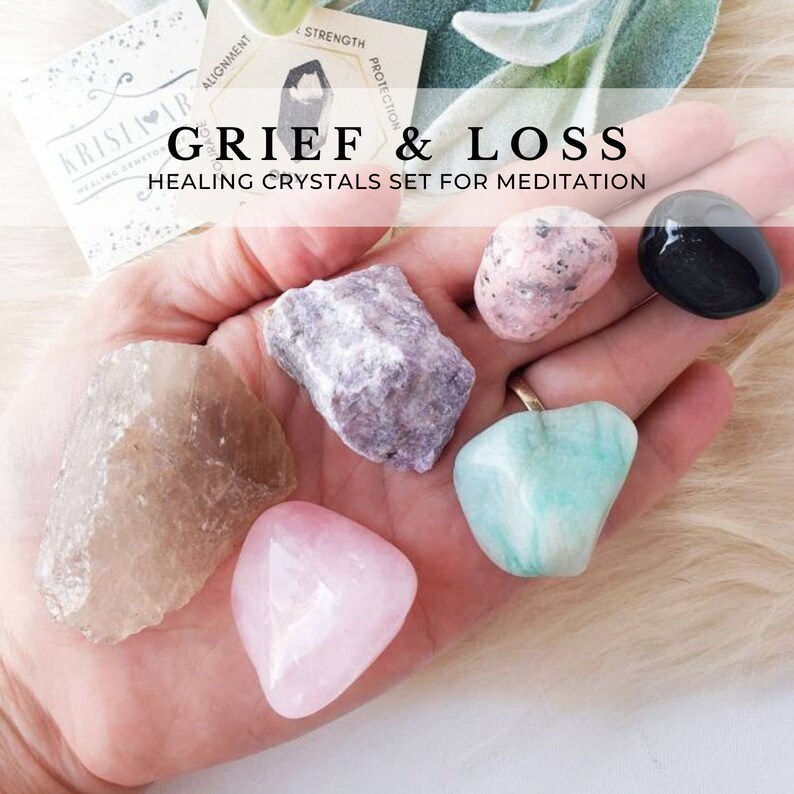 Puede incluir: Un conjunto de seis cristales curativos para la meditaci&oacute;n, que incluyen amatista, cuarzo rosa, cuarzo transparente, aventurina verde, rodocrosita rosa y obsidiana negra. Los cristales est&aacute;n dispuestos en una mano, con el texto "GRIEF & LOSS HEALING CRYSTALS SET FOR MEDITATION" encima.