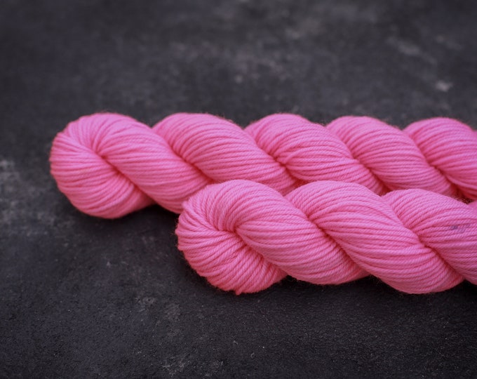 Hand dyed Merino Fingering Yarn extrafine superwash Merino sock wool hand dyed knitted wool wool 20g neon pink