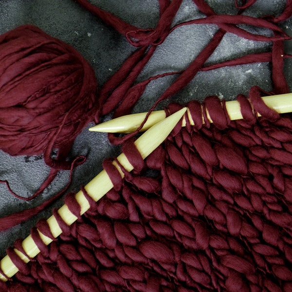 Art chunky Yarn, épais et ce fil, fil de couverture, laine mérinos filée à la main, fil à effet handspun, laine, flammé, épais et fin, vin rouge