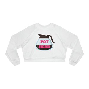 Puede incluir: Sudadera blanca recortada con un gráfico de una cafetera con el texto "POT HEAD" en letras rosas.