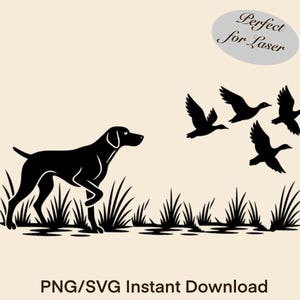 Puede incluir: Silueta negra de un perro de caza y patos volando sobre un fondo claro. El perro está representado en posición de caza, con hierba alta en primer plano. El texto dice "PNG/SVG Instant Download".