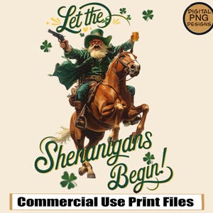 Puede incluir: Un duende verde montando un caballo marrón, con un sombrero verde y barba. El duende sostiene una pistola en una mano y una cerveza en la otra. El texto "Let the Shenanigans Begin!" está escrito en verde y blanco.