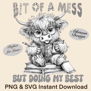 Vaca das Terras Altas Estudando PNG Camiseta Design de Sublimação Clipart Escolar Bonito Imagem Livros e Tarefas de Casa SVG Gráfico Laser Download Digital Instantâneo