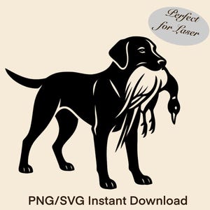 Peut inclure: Silhouette noire d'un chien Labrador Retriever portant un oiseau dans sa gueule. Le chien est représenté debout. L'image comprend le texte "Perfect for Laser" et "PNG/SVG Instant Download".
