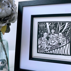 Linograbado de terror de cementerio forestal. Decoración de pared gótica con una tumba de zombis y magia negra. Escena espeluznante ilustrada en blanco y negro.
