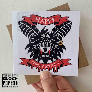 Carte de joyeux anniversaire sanglant. Carte de célébration pour les amateurs de goths et d'horreur. Chauve-souris vampire à pleines dents avec un message spécial.