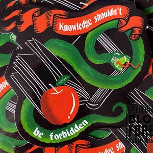 ¡El conocimiento no debería estar prohibido! Pegatina de vinilo antiodio "No a la prohibición de libros". Adhesivo para papelería. Decoración para cuadernos, botellas o portátiles.