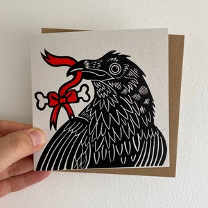 Corbeau avec une carte d'anniversaire faite main en linogravure. Joyeux anniversaire pour les amateurs de goths et d'horreur. Cadeau d'art animalier effrayant et morbide.