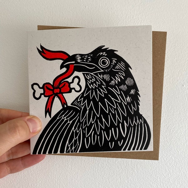 Corbeau avec une carte d'anniversaire linogravure cadeau. Joyeux anniversaire pour les amateurs de goths et d'horreur. Cadeau d'art animalier effrayant et morbide.