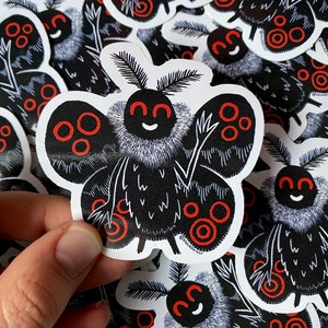 Pegatina de vinilo de Mothman. Calcomanía gótica de Happy Cryptid para papelería. Decoración para cuadernos, botellas o portátiles.