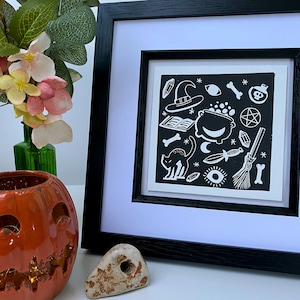 Impresión linográfica con motivos de brujas. Decoración de pared caprichosa de estilo cottagecore para amantes de Halloween y el terror. Obra impresa a mano.