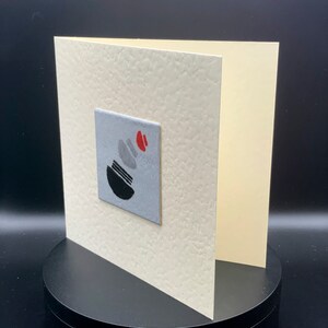 Carte carrée émaillée à la main. Carte de voeux. Dessin abstrait sur panneau d’aluminium. Vide pour le message. Un seul disponible.