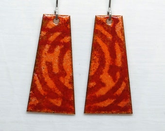 Boucles d’oreilles émaillées / Design orange ardent / Forme trapézoïdale / Base en cuivre / Design contemporain / Design unique / Cadeau pour elle