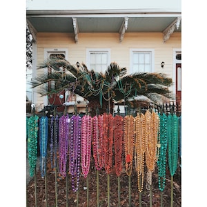 Fotografía de Nueva Orleans - Impresión fotográfica de la CERCA DE CUENTAS del Mardi Gras - Uptown NOLA Garden District Beads Celebration Shotgun House - Luisiana