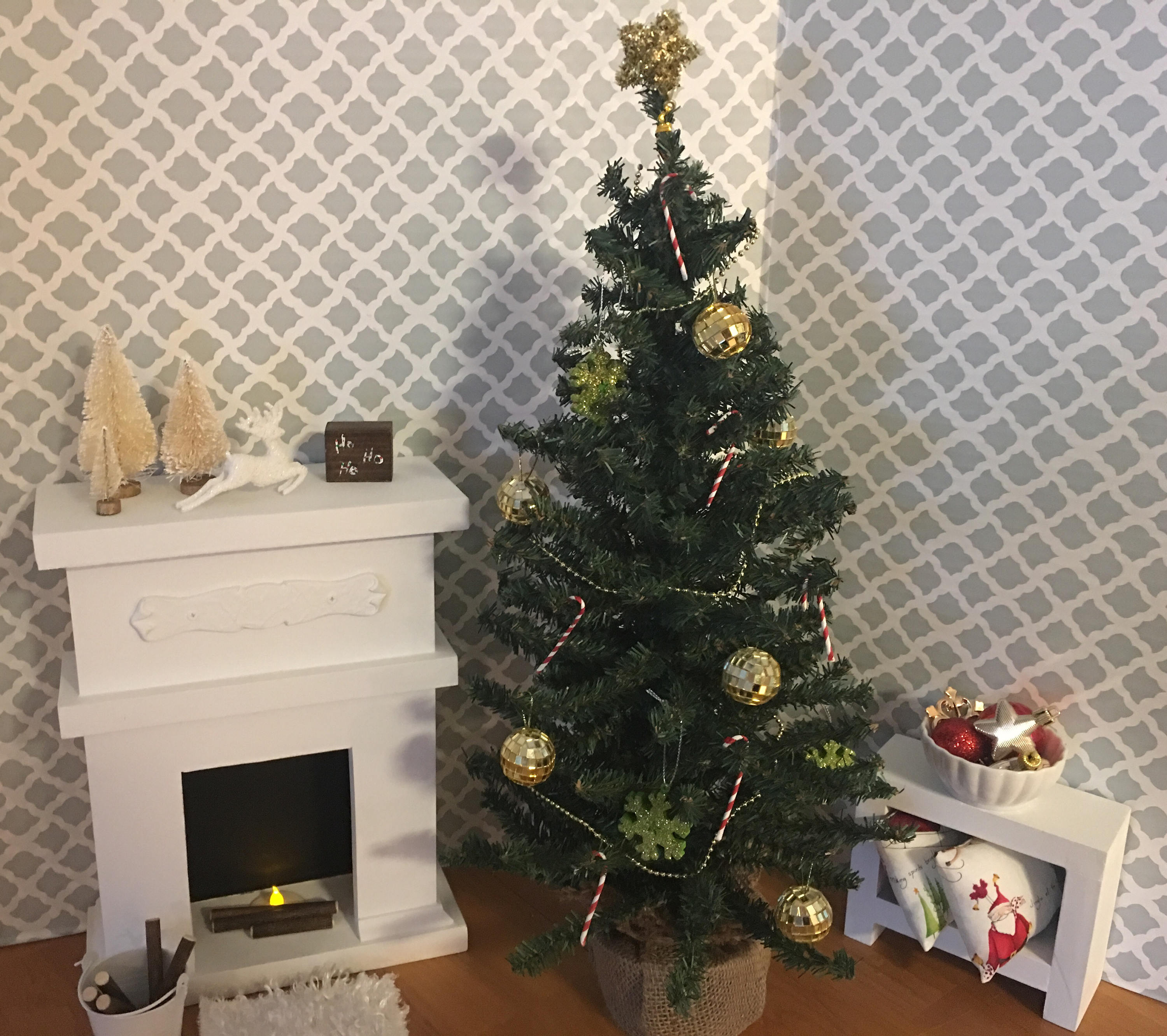 Complete Living Room Set And Christmas Decorations For 18