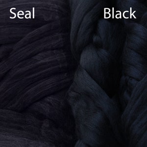 Puede incluir: Dos muestras de vell&oacute;n de lana negro, una etiquetada como "Seal" y la otra como "Black".